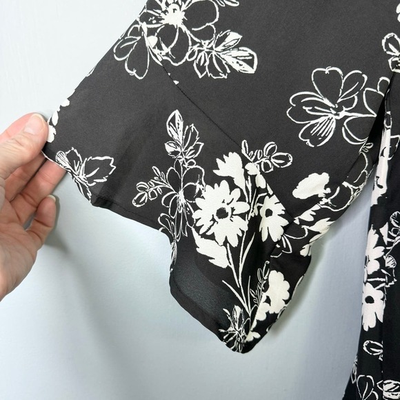 Torrid Floral 3/4 Length Bell Sleeve Gorgette Flowy Blouse Black White Sz 2X - Picture 11 of 12